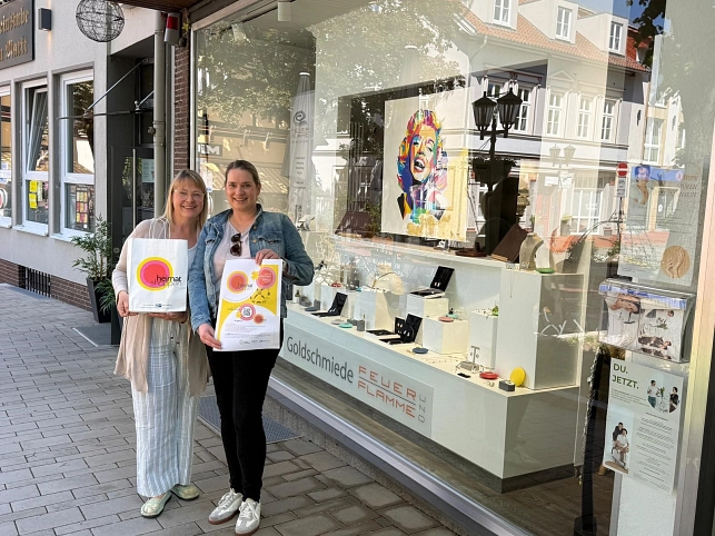 Wünschen sich für die Aktion zum „Heimatshoppen“ zahlreiche Teilnehmerinnen und Teilnehmer: Citymanagerin Sabrina Bieschke (rechts) und Christiane Bremer vom Vorstand der Werbegemeinschaft Melle City (links).