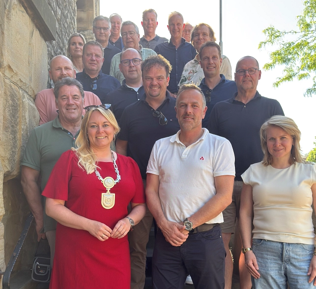 Vor dem historischen Rathaus in Melle-Mitte ließ sich die Delegation aus Twenterand zusammen mit Bürgermeisterin Jutta Dettmann und dem Ersten Stadtrat Andreas Dreier im Bild festhalten.