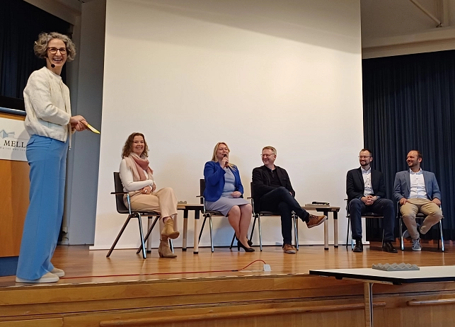 Bürgerdialog zur Kommunalen Wärmeplanung Während der Talkrunde: (von links) Tanja Gründer, Anke Vonhoff-Rickelt, Jutta Dettmann, Ludger Flohre, Tobias Reuter und David Fischer.