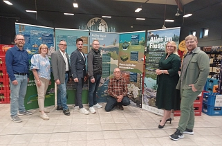 Die offizielle Eröffnung der Wanderausstellung „Alles im Fluss!? – Wasser in der Krise“ nahm Bürgermeisterin Jutta Dettmann (Zweite von rechts) im E-Center Stöckel in Melle-Mitte vor. Mit im Bild: (von links) der Leiter des Amtes für Umwelt und Klimaschutz, Thilo Richter, Anke Kuddes (Amt für Umwelt und Klimaschutz),  Andreas Losch (Hagebaumarkt Melle), Sebastian Urban (Modehaus Böckmann), Aundré Mark Knight (E-Center Stöckel) und Stadtbaurat Florian Schmeing.