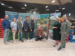 Die offizielle Eröffnung der Wanderausstellung „Alles im Fluss!? – Wasser in der Krise“ nahm Bürgermeisterin Jutta Dettmann (Zweite von rechts) im E-Center Stöckel in Melle-Mitte vor. Mit im Bild: (von links) der Leiter des Amtes für Umwelt und Klimaschutz, Thilo Richter, Anke Kuddes (Amt für Umwelt und Klimaschutz),  Andreas Losch (Hagebaumarkt Melle), Sebastian Urban (Modehaus Böckmann), Aundré Mark Knight (E-Center Stöckel) und Stadtbaurat Florian Schmeing.