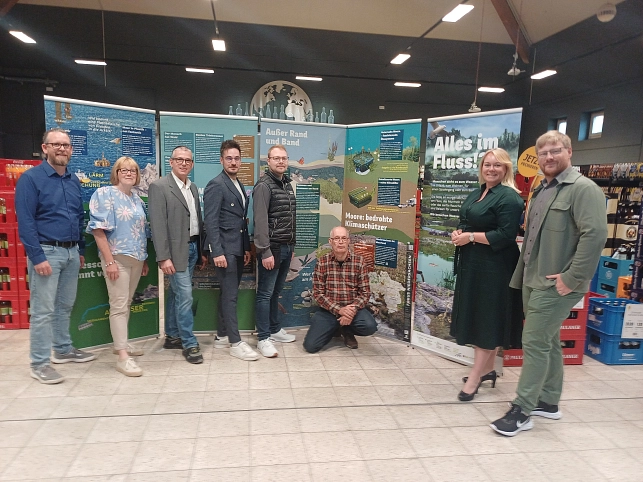 Wanderausstellung „Alles im Fluss!? – Wasser in der Krise“ im E-Center Stöckel in Melle-Mitte Die offizielle Eröffnung der Wanderausstellung „Alles im Fluss!? – Wasser in der Krise“ nahm Bürgermeisterin Jutta Dettmann (Zweite von rechts) im E-Center Stöckel in Melle-Mitte vor. Mit im Bild: (von links) der Leiter des Amtes für Umwelt und Klimaschutz, Thilo Richter, Anke Kuddes (Amt für Umwelt und Klimaschutz), Andreas Losch (Hagebaumarkt Melle), Sebastian Urban (Modehaus Böckmann), Aundré Mark Knight (E-Center Stöckel) und Stadtbaurat Florian Schmeing.